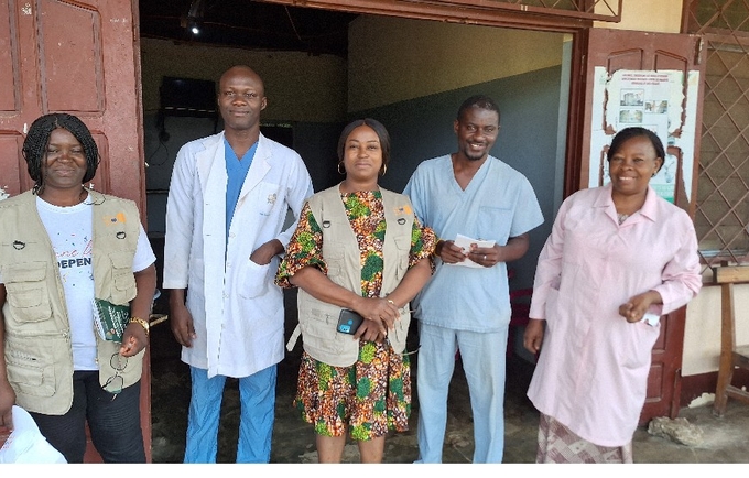 Équipe humanitaire UNFPA à Ngabé avec le Médecin Directeur de l'Hôpital de base de Ngabé 
