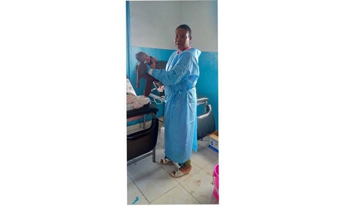la sage-femme Hursula après un accouchement à Moungoungui
