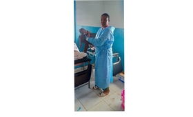 la sage-femme Hursula après un accouchement à Moungoungui