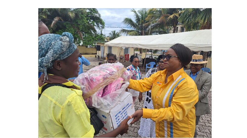 Remise d'un échantillon de kits d'hygiène par l'UNFPA Congo